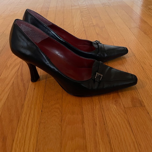 Nine West Size 8 Black leather pumps. - Picture 2 of 14